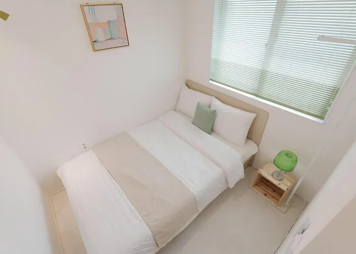 New Renovated, 홍대역6분, 방3침대4, 완벽한 청소! 빌라 *