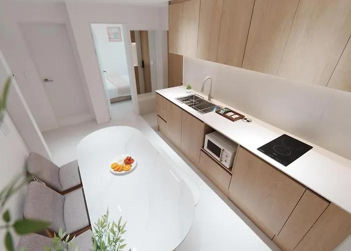 New Renovated, 홍대역6분, 방3침대4, 완벽한 청소! 빌라 *