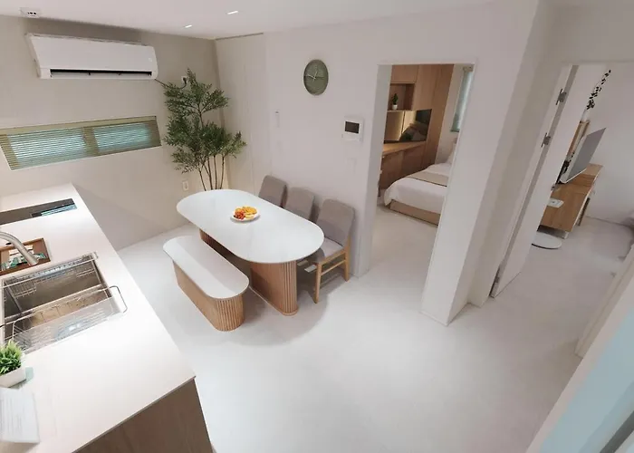 New Renovated, 홍대역6분, 방3침대4, 완벽한 청소!