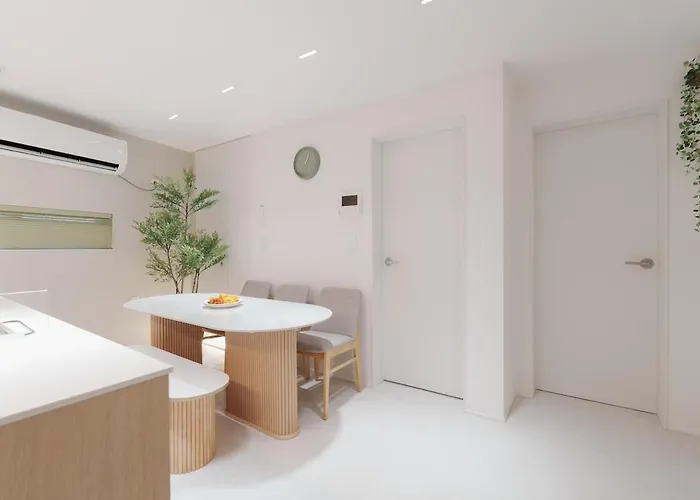 New Renovated, 홍대역6분, 방3침대4, 완벽한 청소! 빌라