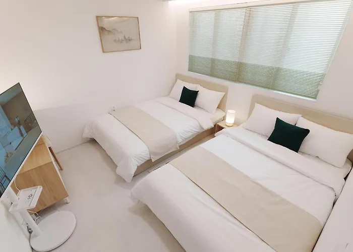New Renovated, 홍대역6분, 방3침대4, 완벽한 청소! 서울특별시