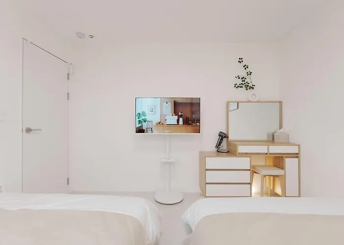 New Renovated, 홍대역6분, 방3침대4, 완벽한 청소! * 서울특별시