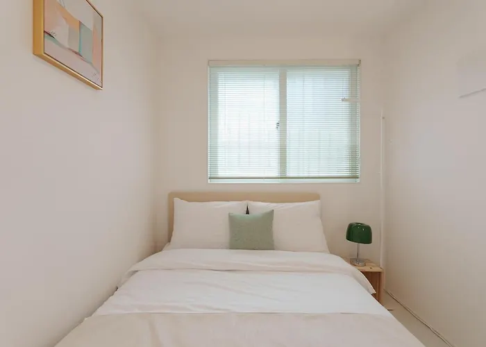 New Renovated, 홍대역6분, 방3침대4, 완벽한 청소! * 서울특별시