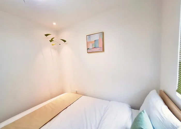 New Renovated, 홍대역6분, 방3침대4, 완벽한 청소! * 서울특별시
