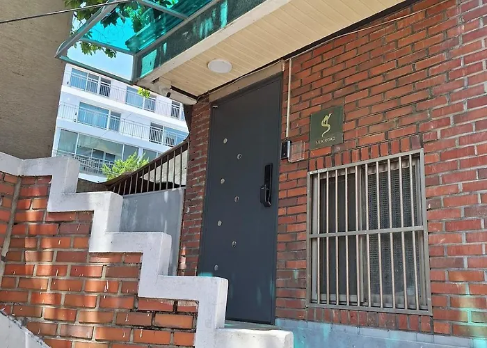 빌라 New Renovated, 홍대역6분, 방3침대4, 완벽한 청소! 서울특별시