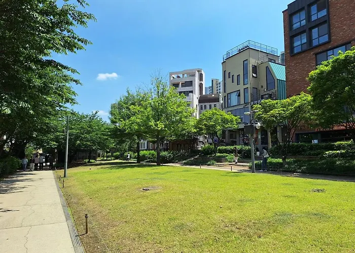 New Renovated, 홍대역6분, 방3침대4, 완벽한 청소!