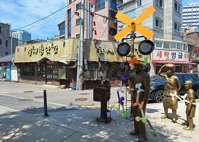 New Renovated, 홍대역6분, 방3침대4, 완벽한 청소! * 서울특별시