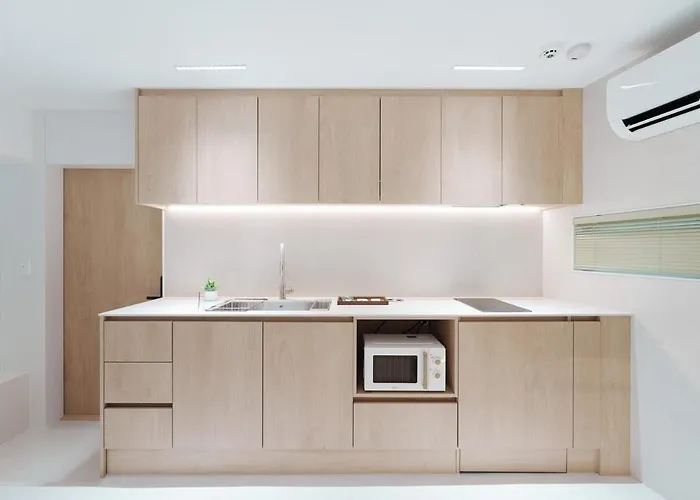 New Renovated, 홍대역6분, 방3침대4, 완벽한 청소! * 서울특별시